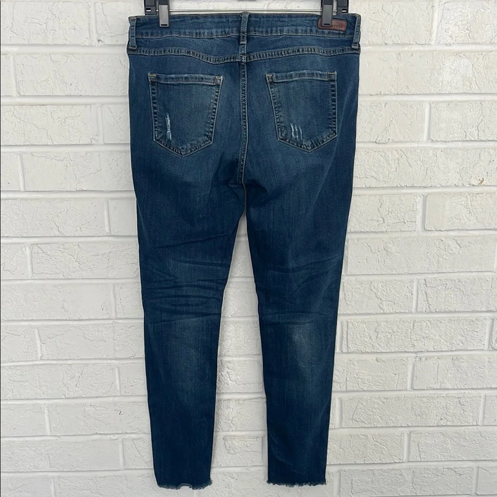 Just USA Women's Distressed Cropped Blue Jeans with Rips Size 30 - Picture 4 of 9